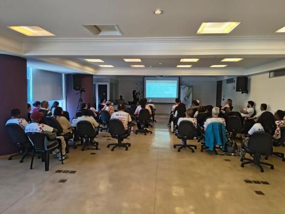 Turma em aula no auditório