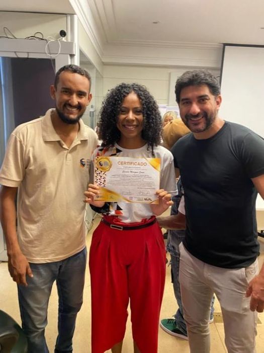 Participante recebendo certificado