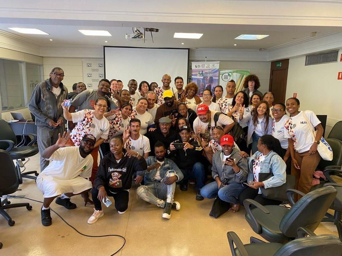Turma reunida e comemorando no encerramento do ciclo